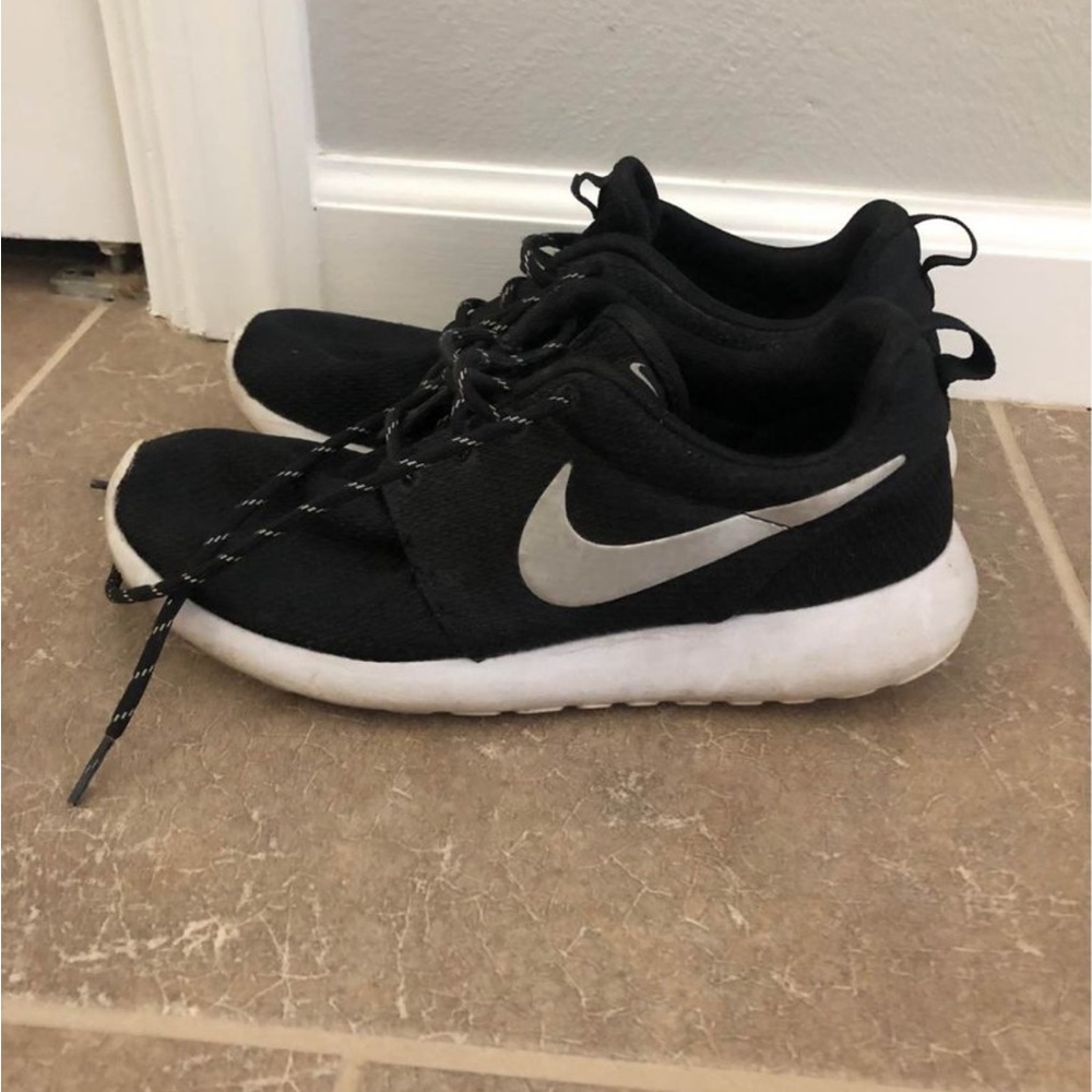 Women’s Nike Roshe sneakers